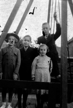 Julienne met haar broers op een kermis in Lokeren